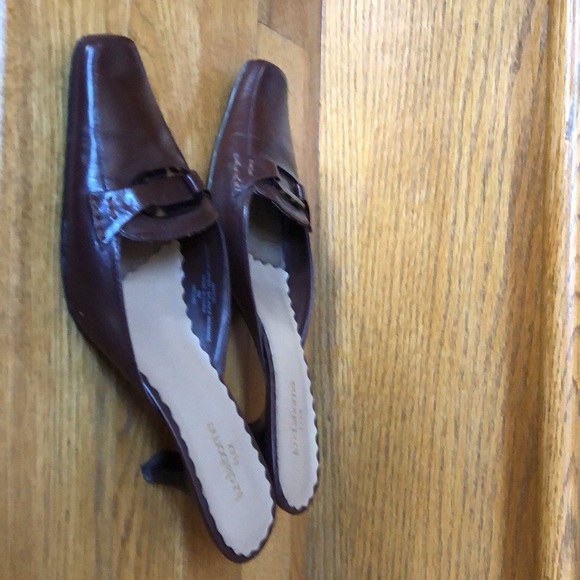 Liz Claiborne brown leather mules, Size 8, narrow - Picture 6 of 8